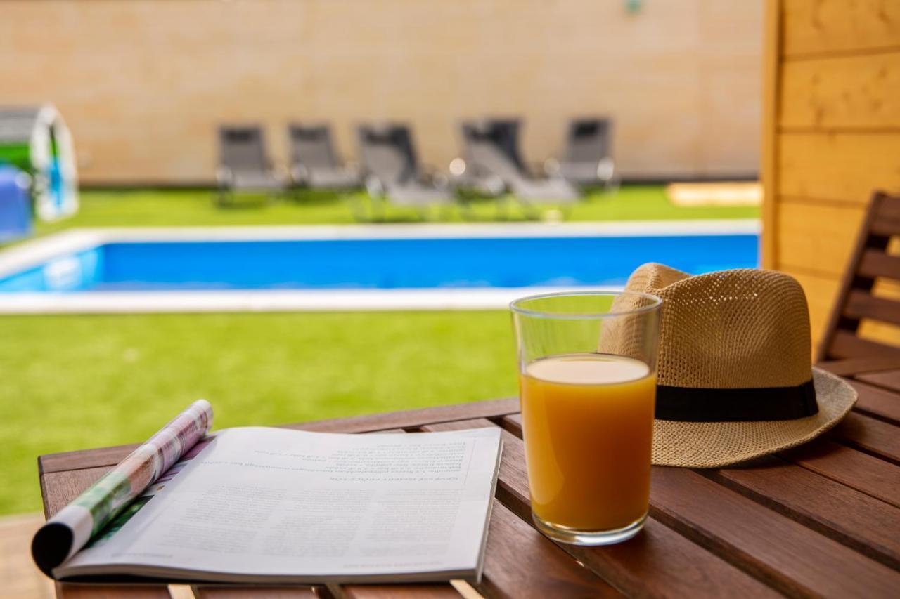 Tahiti Resort Apartments ไฮจ์ดุสโซบอสโล ภายนอก รูปภาพ