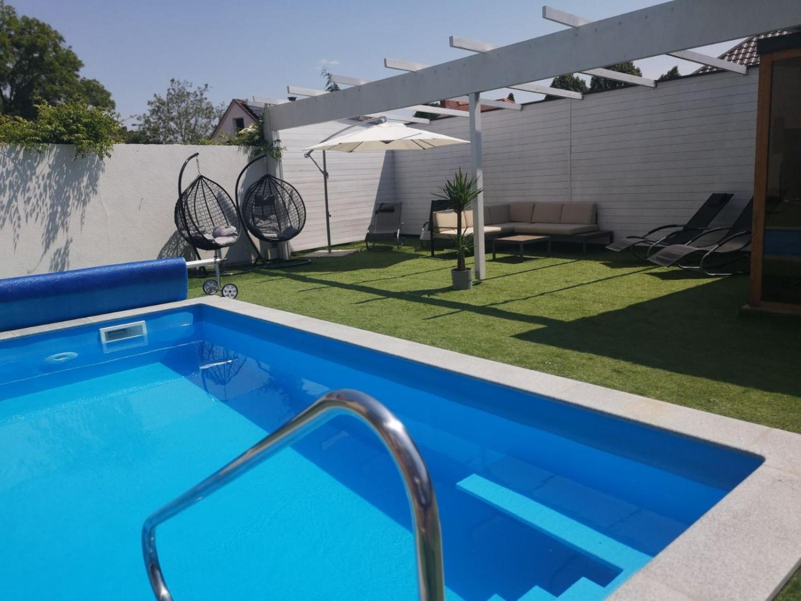 Tahiti Resort Apartments ไฮจ์ดุสโซบอสโล ภายนอก รูปภาพ
